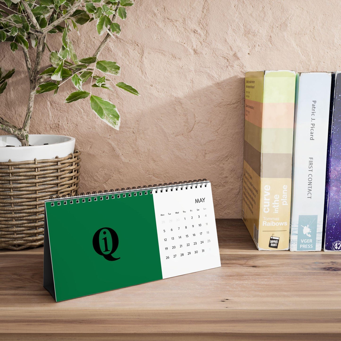 IQ Fashion | Simplex Desk Calendar (2025 grid)