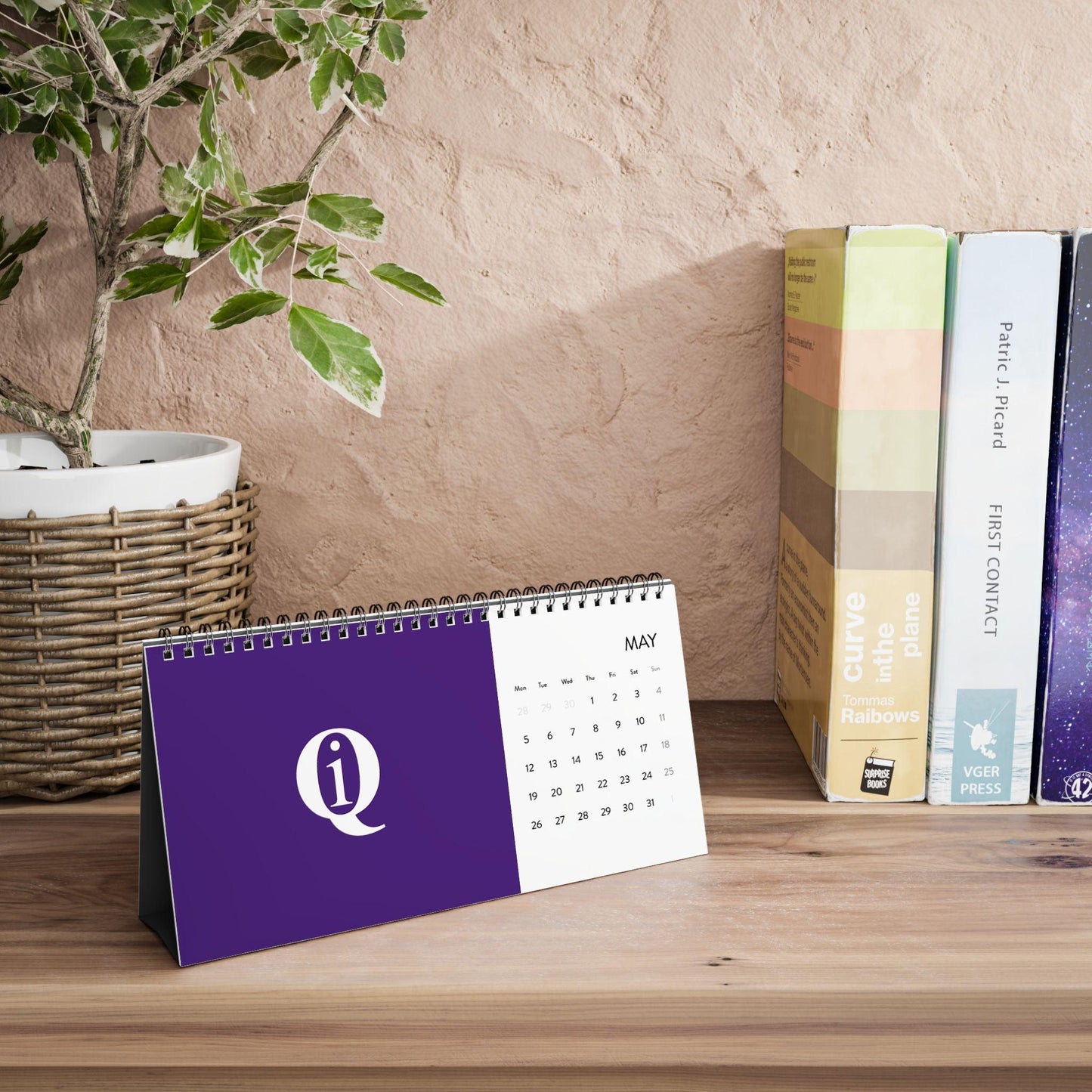 IQ Fashion | Simplex Desk Calendar (2025 grid)