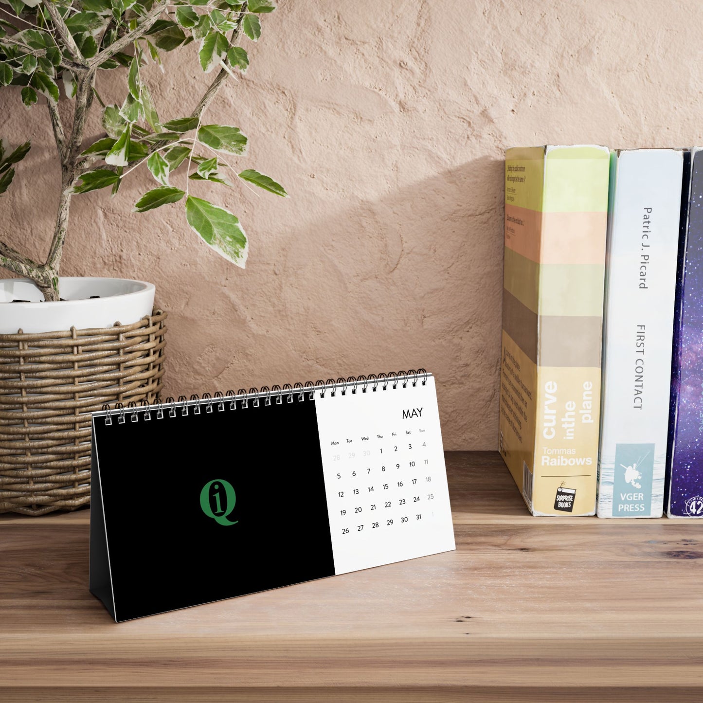 IQ Fashion | Simplex Desk Calendar (2025 grid)