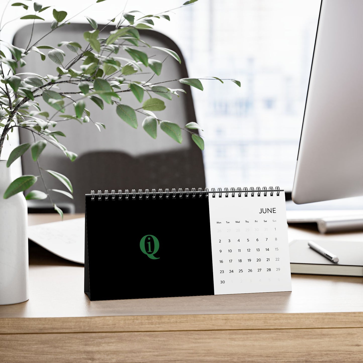 IQ Fashion | Simplex Desk Calendar (2025 grid)