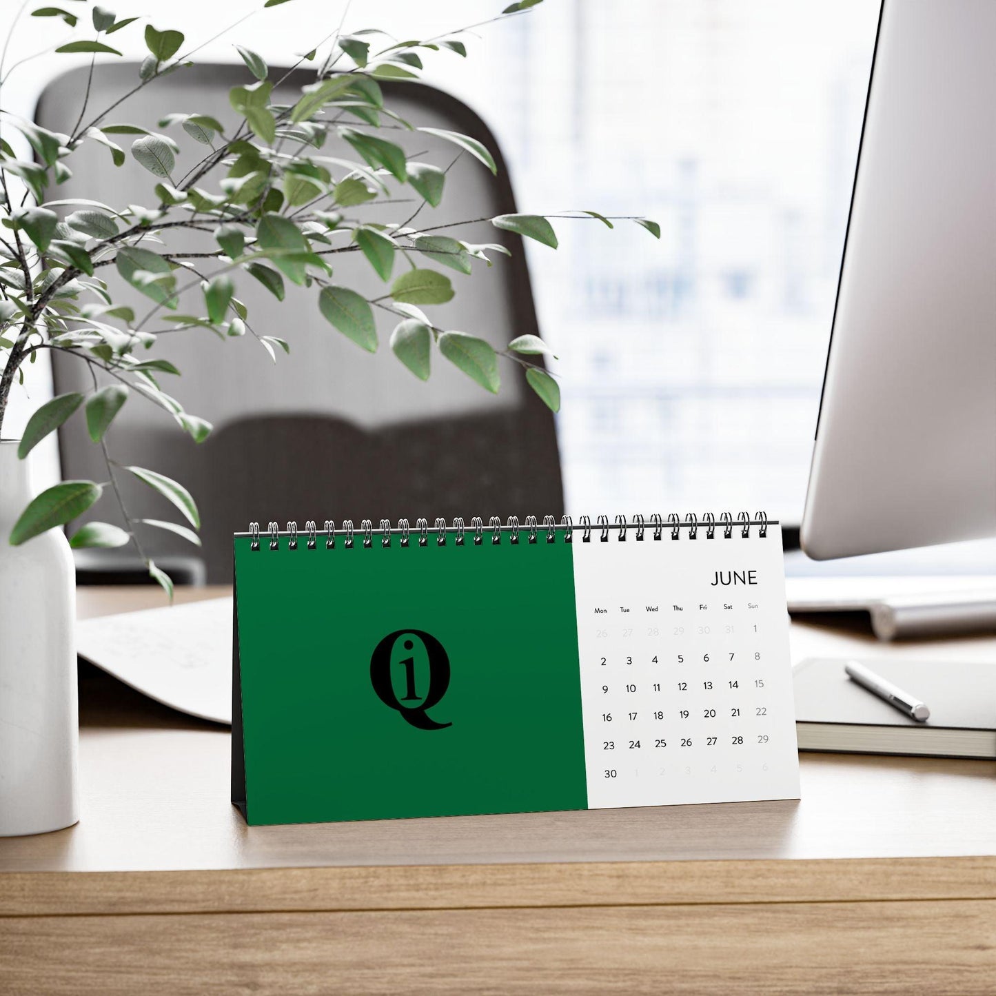 IQ Fashion | Simplex Desk Calendar (2025 grid)